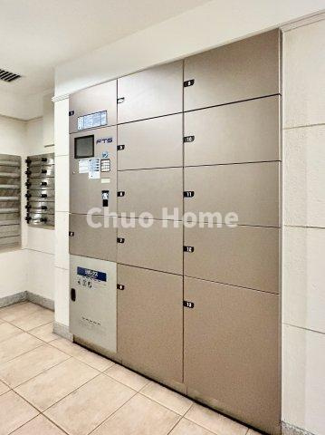 サングランデ桜橋の設備|【宅配ボックス】在宅時・不在時に関わらず、居住者の代わりに非対面で宅配物を受け取ってくれる便利な設備です。わかりやすくご説明致しますので見学時にはお部屋だけではなく共用部分もぜひチェックしてください。