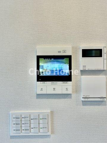 サングランデ桜橋のセキュリティ|【モニターホン】誰が来たかすぐにわかるカラーモニター付きインターホン。通話ボタンを押すまでは室内の音は漏れていませんので相手を確かめてから応対できます。