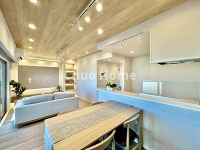 【キッチン】 | サングランデ桜橋 | 視界に広がりを生むオープンなキッチン。料理や片付けをしながら、家族との会話を楽しんだり、リビングで遊ぶ子どもを見守れます。ご見学時には家具の配置などもイメージしながらぜひご覧になって見て下さい。