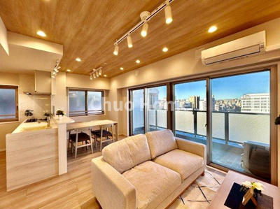 【ダイニング】 | サングランデ桜橋 | 【ダイニング】忙しい朝でも、しっかり家族が揃って食事をして頂けるゆとりある大きさのダイニングスペース。奥様が作る手料理をカウンター越しに受けとって頂き、テーブルで囲む素敵な時間を存分に愉しんで下さい。