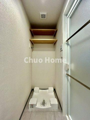 【ランドリースペース】 | サングランデ桜橋 | 【ランドリースペース】担当者がスケールを持ち歩いておりますので、ご見学時には現在お使いの洗濯機などがきちんと収まるかなどもチェックして下さい。見学前に測っておくと非常に便利だと思います。