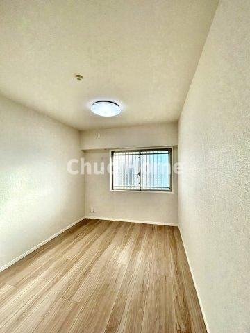 サングランデ桜橋の寝室|【寝室】心と体をゆったりと安らげる主寝室。寝室のゆとりが大きい分だけ、暮らしの安らぎは深まります。一日の疲れを癒すだけでなく、ご夫婦の親密な語らいを紡ぎ出します