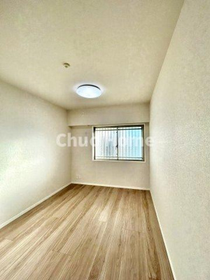 【寝室】 | サングランデ桜橋 | 【寝室】心と体をゆったりと安らげる主寝室。寝室のゆとりが大きい分だけ、暮らしの安らぎは深まります。一日の疲れを癒すだけでなく、ご夫婦の親密な語らいを紡ぎ出します