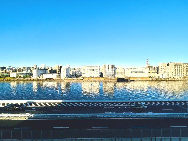 サングランデ桜橋の展望|手を伸ばせば、ふれることが出来そうな環境が、そのままインテリアになったような印象です。その豊かな眺望にふさわしい空間には、通風・採光にも優れ、心地よい光と風があふれています