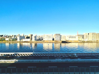 【展望】 | サングランデ桜橋 | 手を伸ばせば、ふれることが出来そうな環境が、そのままインテリアになったような印象です。その豊かな眺望にふさわしい空間には、通風・採光にも優れ、心地よい光と風があふれています