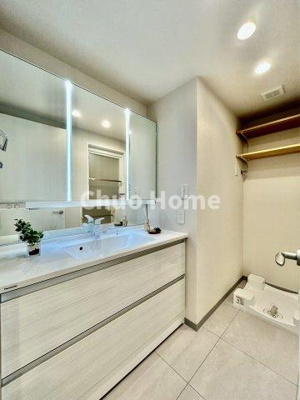 【独立洗面台】 | サングランデ桜橋 | 【洗面化粧台】洗面化粧台には三面鏡を採用。身だしなみを整えやすい事はもちろんですが、鏡の後ろに収納スペースを設ける事により、散らかりやすい洗面スペースをすっきりさせる事が出来るのも嬉しいですね