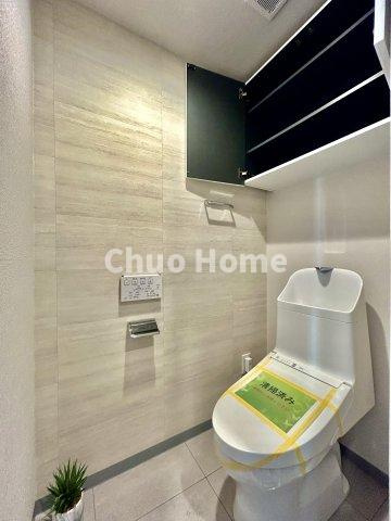 サングランデ桜橋のトイレ|【トイレ】 収納スペースをしっかりと確保した温水洗浄便座機能付きトイレ。温水洗浄便座は清潔にお使いいただくための大切なアイテムです。