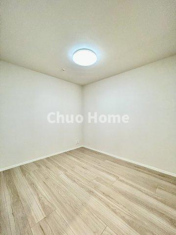 サングランデ桜橋の洋室|【洋室】快適に過ごす条件は、一人ひとり違います。だからこそ飾り過ぎないシンプルな内装と偏り過ぎないデザインで統一しております。居住していく中でオーナー様だけの【マイホーム】に創り上げて下さい