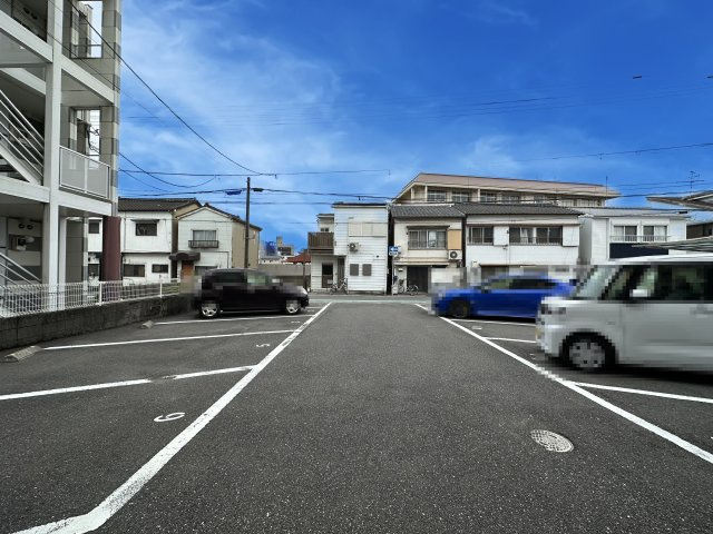 フィットハイム日の出の駐車場