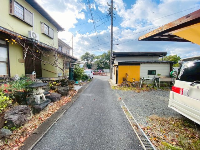 中古戸建　大垣市荒尾町　昭和61年築の前面道路含む現地写真