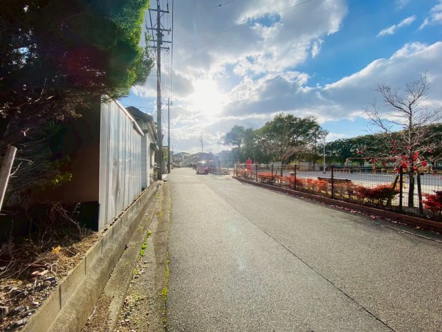 中古戸建　大垣市荒尾町　昭和61年築の前面道路含む現地写真