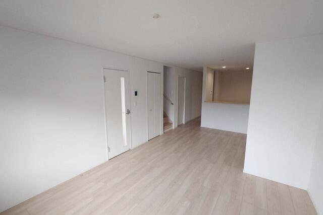 名古屋市中川区中須町字辻ノ上の新築一戸建の居間・リビング|20帖の明るいリビングです。 … 