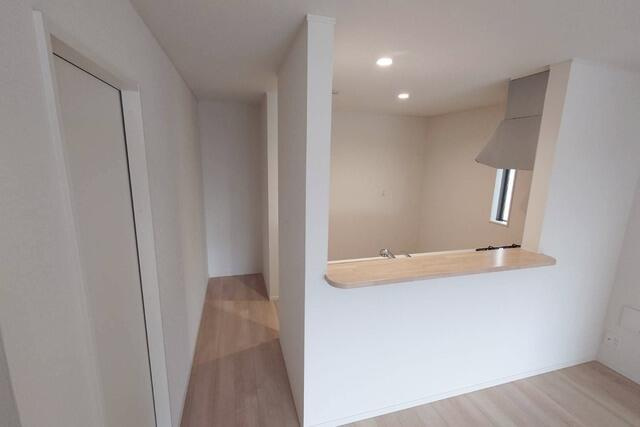 名古屋市中川区中須町字辻ノ上の新築一戸建の玄関|カウンターキッチンなので家事… 