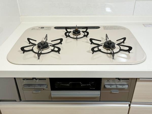 名古屋市守山区高島町の中古一戸建のキッチン|「コンロ」グリル付き3口コン… 