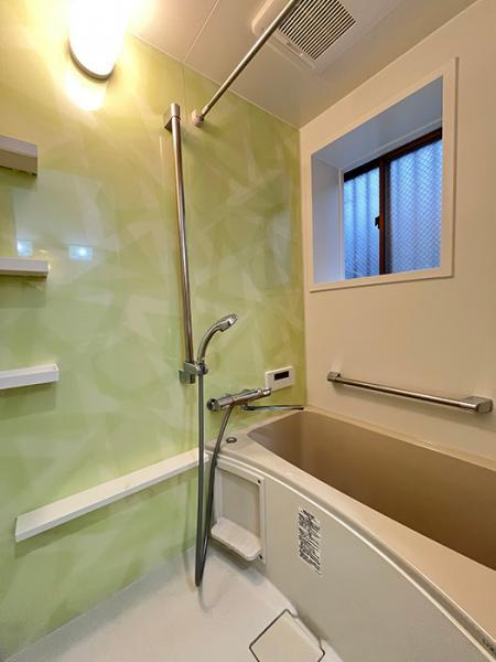 名古屋市守山区高島町の中古一戸建の浴室|「浴室」グリーンのアクセント… 