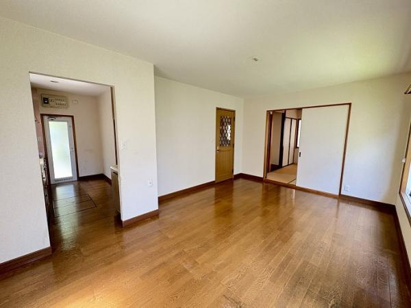 名古屋市名東区上菅２丁目の中古一戸建の居間・リビング|リビング別角度 