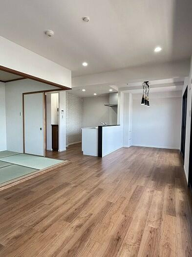 名古屋市南区豊田３丁目の中古マンションの居間・リビング|「LDK」別角度からの撮影です。 