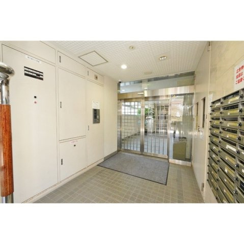 日本泉ビルのエントランス|オートロック完備