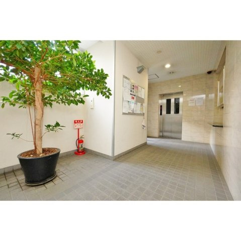 日本泉ビルのエントランス|エレベーター