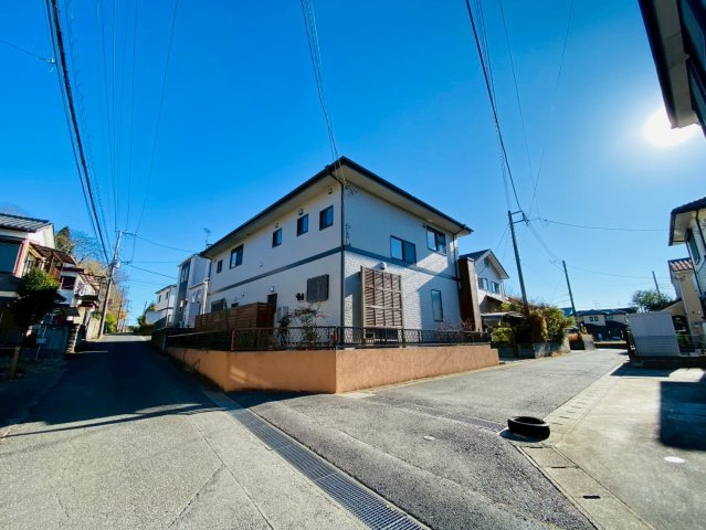 八街に　中古戸建て（二世帯住宅）の前面道路含む現地写真