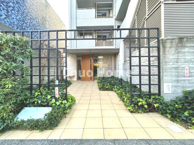 【エントランス】 | アスコットパーク住吉クラリス | 【エントランス】マンションのエントランスは、その物件の印象を決める、顔とも言える場所です。毎日通る場所ですからきれいなのが一番です。