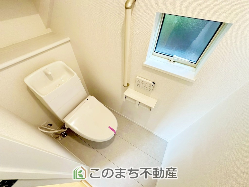 ハートフルタウン宇都宮市岩曽町1428番のトイレ|小窓から換気ができて清潔なトイレスペース☆温水洗浄便座搭載です！
