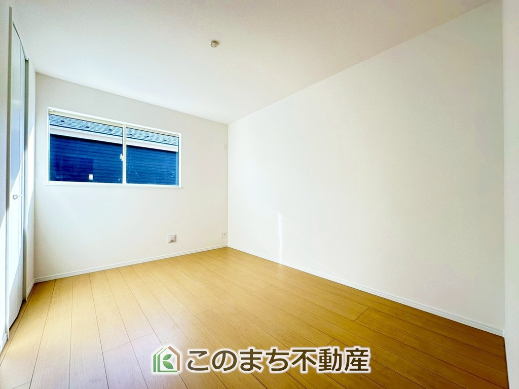 ハートフルタウン宇都宮市岩曽町1428番の洋室|居室のサッシにはペアガラスを採用しております。高い断熱性による省エネと結露対策に有効です。
