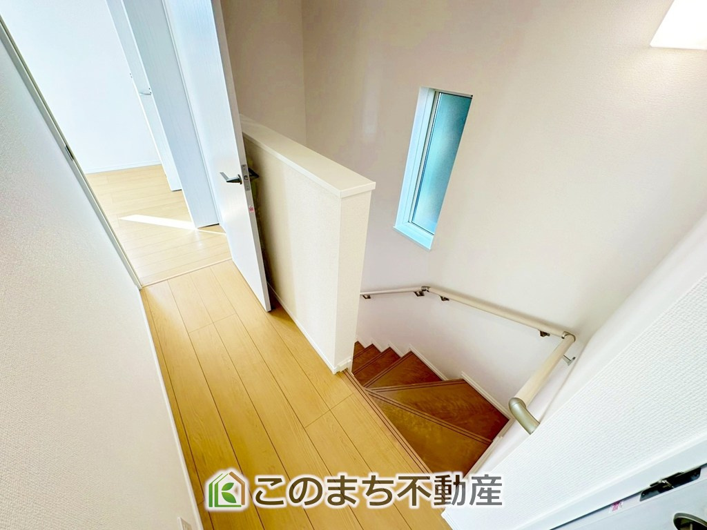 ハートフルタウン宇都宮市岩曽町1428番の内装|手すり付きで小さなお子様にも安心の階段スペースです☆
