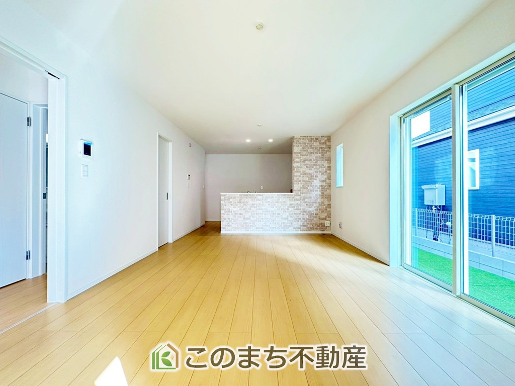 ハートフルタウン宇都宮市岩曽町1428番の居間・リビング|"ナチュラルな色調で、窓を多く配置し光を取り込む明るいリビングは家族だんらんの空間です♪
お休みの日は一日中家でリラックス出来る安らぎの空間になります♪"
