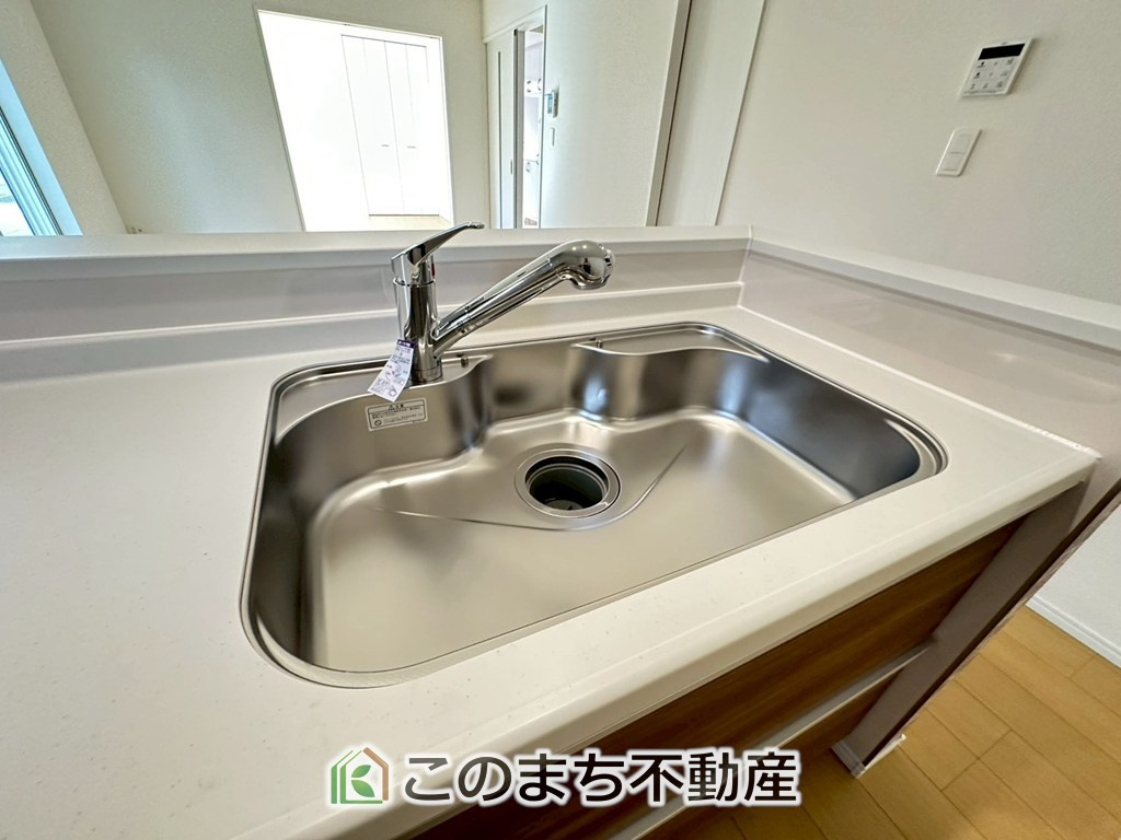 ハートフルタウン宇都宮市岩曽町1428番の設備|ビルトイン型浄水器を内蔵したキッチン水栓。お米を研いだり、野菜を洗ったりするときなど用途に応じてワンタッチで浄水に切り替えが可能です。カートリッジ式なので、フィルターを簡単に交換する事が出来ます。
