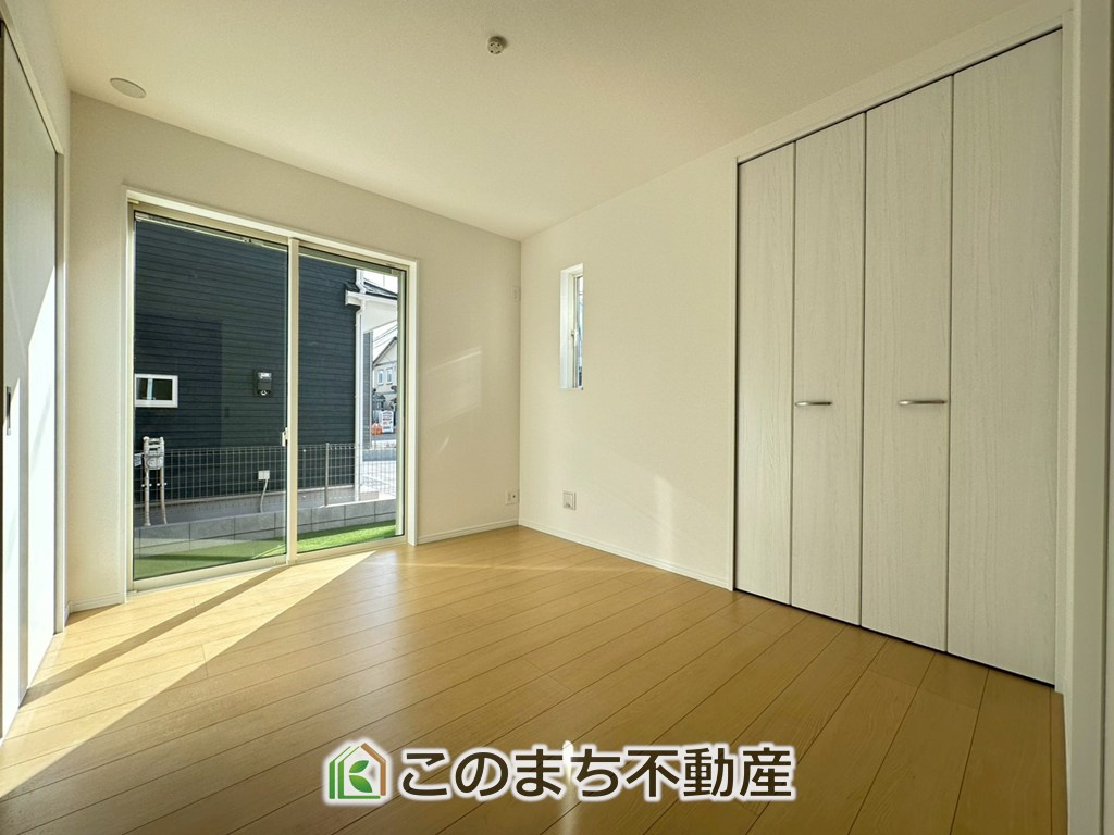 ハートフルタウン宇都宮市岩曽町1428番の洋室|居室のサッシにはペアガラスを採用しております。高い断熱性による省エネと結露対策に有効です。
