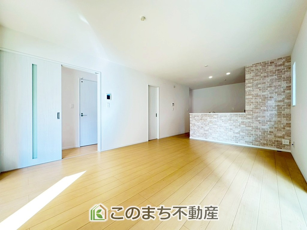 ハートフルタウン宇都宮市岩曽町1428番の居間・リビング|"ＬＤＫは家族団欒スペースとしては十分な広さです！
大きいダイニングテーブル、カウチ付きソファ、大型ＴＶも気兼ねなく配置可能！！"
