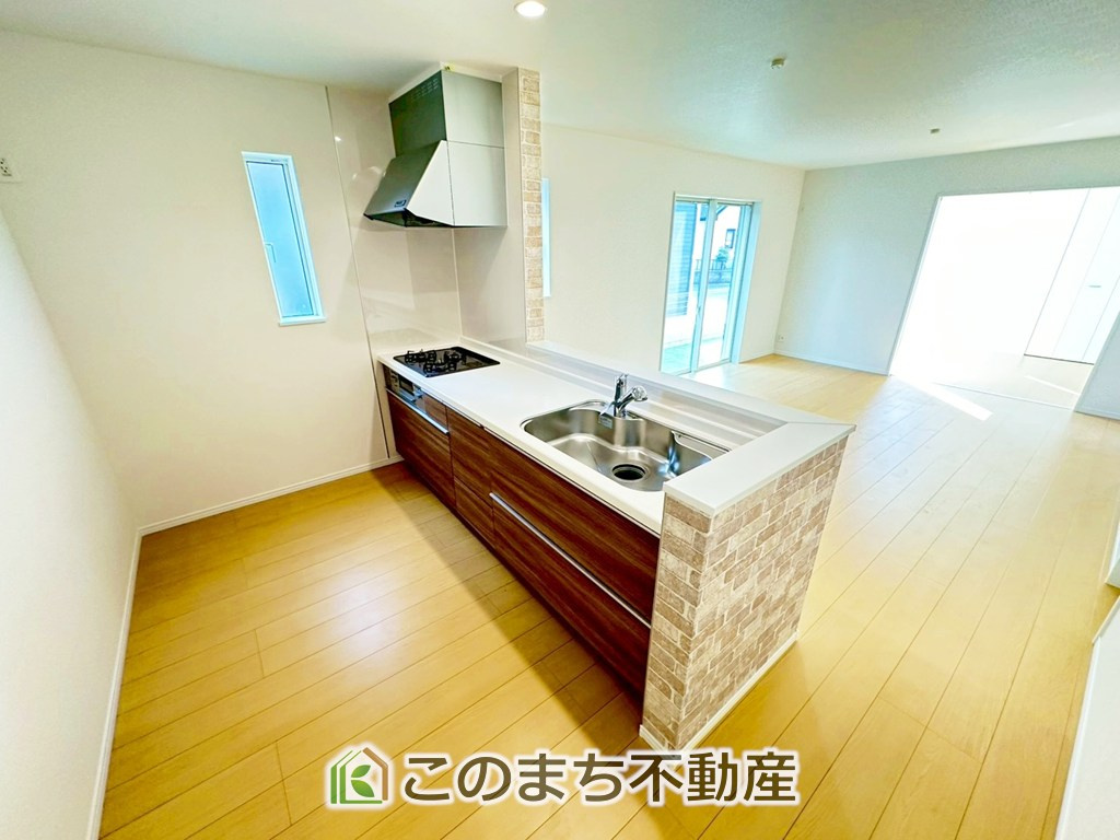 ハートフルタウン宇都宮市岩曽町1428番のキッチン|"お洒落なホワイト天板のペニンシュラキッチンを採用しております。
浄水器内蔵の水栓です♪"
