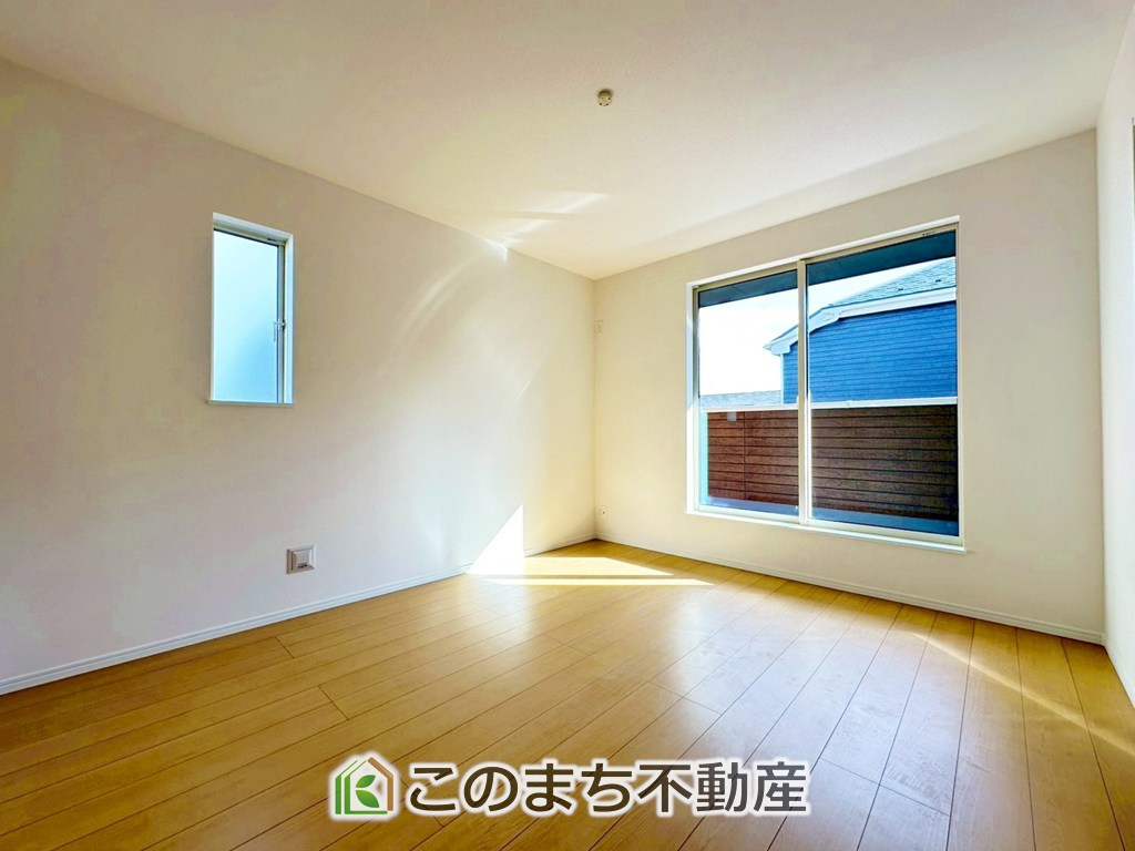 ハートフルタウン宇都宮市岩曽町1428番の洋室|陽光がふんだんに降り注ぐお部屋です。陽だまりの空間で、プライベートなお家時間も快適にお過ごしいただけます♪
