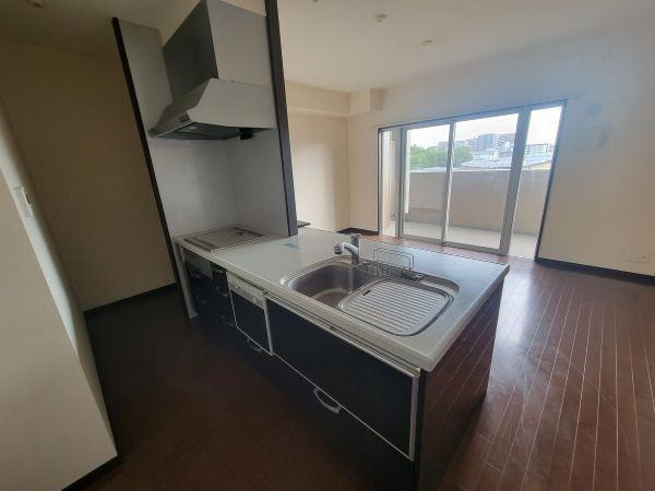 エイルマンション諏訪野エクシアのキッチン|コンパクトなキッチンで掃除もラクラク