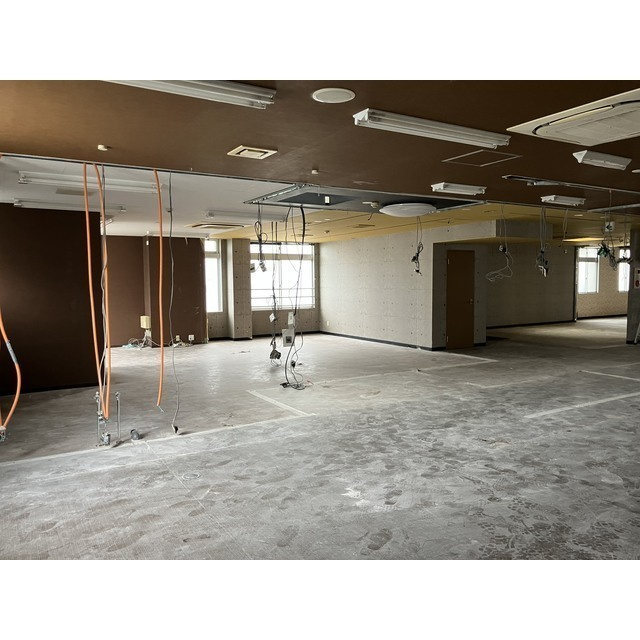 東大宮西口ビルの居間・リビング|こちらのリビングで趣味の時間をお楽しみください