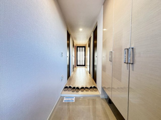 【玄関】 | レクセル稲毛パークス | 清潔感漂う玄関は、帰宅時にほっと安らげる空間です。