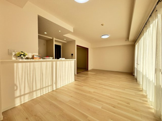 【居間・リビング】 | レクセル稲毛パークス | 大きな窓から明るい光が差し込む快適な居住空間。