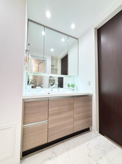 【独立洗面台】 | レクセル稲毛パークス | 清潔感のある独立洗面台で、朝の身支度もスムーズに。