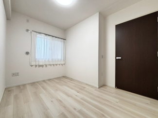 【洋室】 | レクセル稲毛パークス | プライベート空間として落ち着いて過ごせる居心地のよい一室。