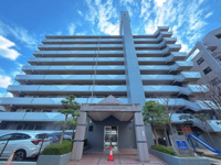 【外観】 | クローバーマンション空港東2☆仲介手数料無料☆ | 福岡空港へのアクセスが良く、出張や旅行が多い方にも大変便利なロケーションです。周辺には幹線道路が通り、お車での移動もスムーズ。都市の利便性を身近に感じながら、快適に暮らせる住環境が整っています。
