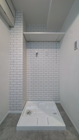 【ランドリースペース】 | クローバーマンション空港東2☆仲介手数料無料☆ | 室内洗濯機置き場を完備。防水パン付きで万が一の漏水にも配慮されています。キッチンや洗面室からの動線も良く、効率よく家事をこなせる設計が魅力です。