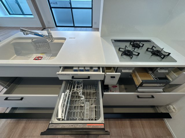 【キッチン】 | クローバーマンション空港東2☆仲介手数料無料☆ | 最新の設備を備えたキッチンエリア。お手入れも簡単で、家事効率をぐっと高めてくれる仕様が魅力です。