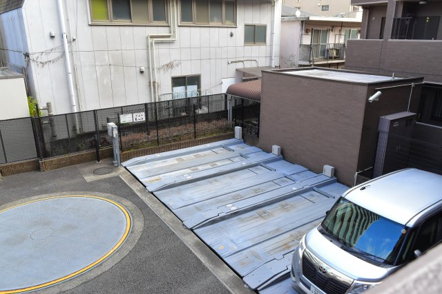 昭島市昭和町５丁目の中古マンションの駐車場