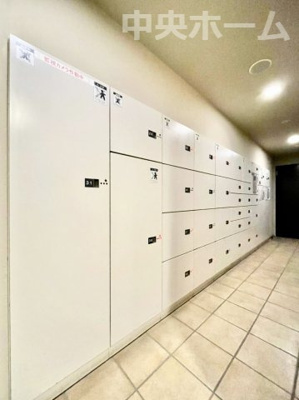 【設備】 | トーキョーガーデンスイート | 【宅配ボックス】在宅時・不在時に関わらず、居住者の代わりに非対面で宅配物を受け取ってくれる便利な設備です。見学時にはお部屋だけではなく共用部分もぜひチェックしてください。