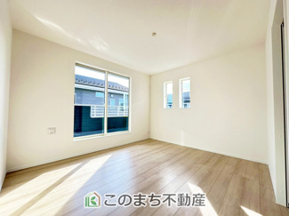 【洋室】 | ハートフルタウン宇都宮市岩曽町1428番　Ｂ号棟 | 柔らかい陽光が差し込む明るいお部屋を演出する設計。彩光の取れる窓が気持ちの良いお部屋を創り上げます。
