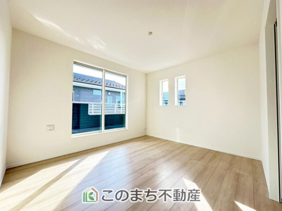 【洋室】 | ハートフルタウン宇都宮市岩曽町1428番　Ｂ号棟 | 柔らかい陽光が差し込む明るいお部屋を演出する設計。彩光の取れる窓が気持ちの良いお部屋を創り上げます。
