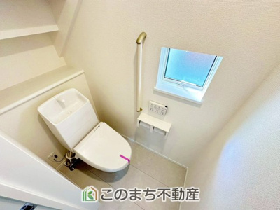 【トイレ】 | ハートフルタウン宇都宮市岩曽町1428番　Ｂ号棟 | 小窓から換気ができて清潔なトイレスペース☆温水洗浄便座搭載です！
