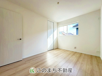 【洋室】 | ハートフルタウン宇都宮市岩曽町1428番　Ｂ号棟 | 採光も確保されたお部屋です。大きいベッドを置いても余裕のあるゆとり空間。
