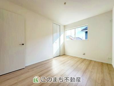 【洋室】 | ハートフルタウン宇都宮市岩曽町1428番　Ｂ号棟 | 採光も確保されたお部屋です。大きいベッドを置いても余裕のあるゆとり空間。

